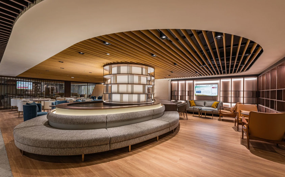 Viajeros de lujo accediendo a un lounge VIP y embarcando en un jet privado